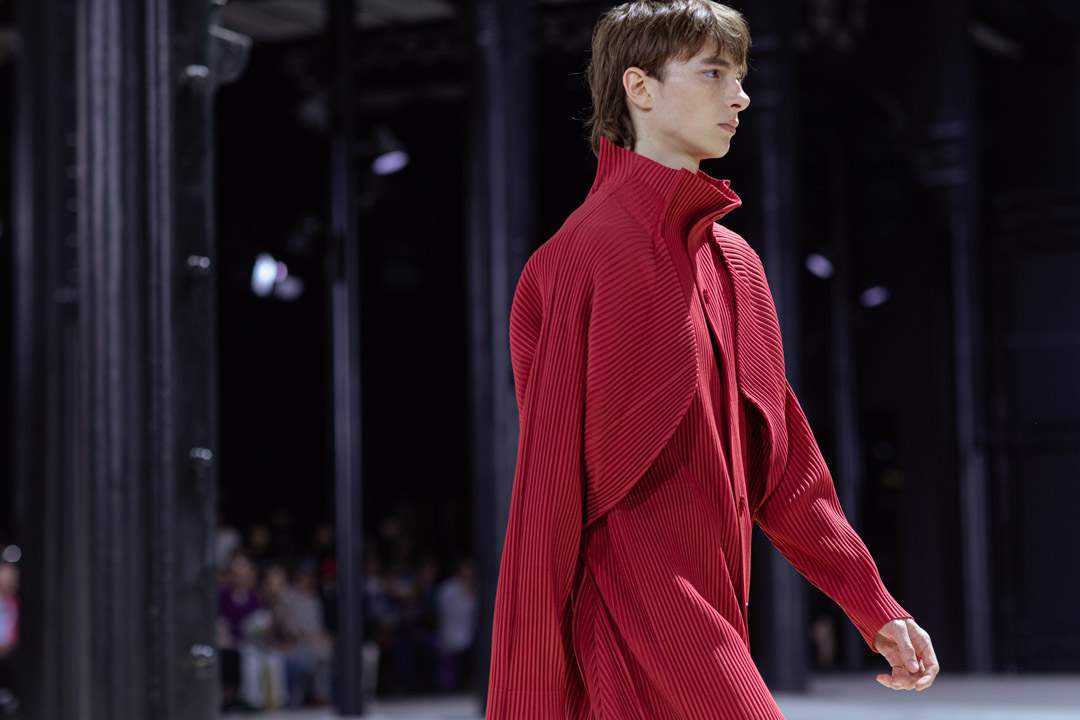 Backstage » ISSEY MIYAKE SS23 Man Fashion Week, Flowers and Vases