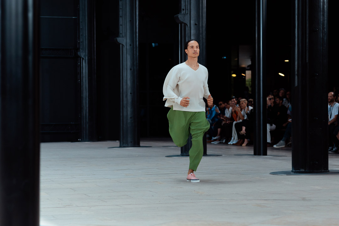 Backstage » ISSEY MIYAKE SS23 Man Fashion Week, Flowers and Vases