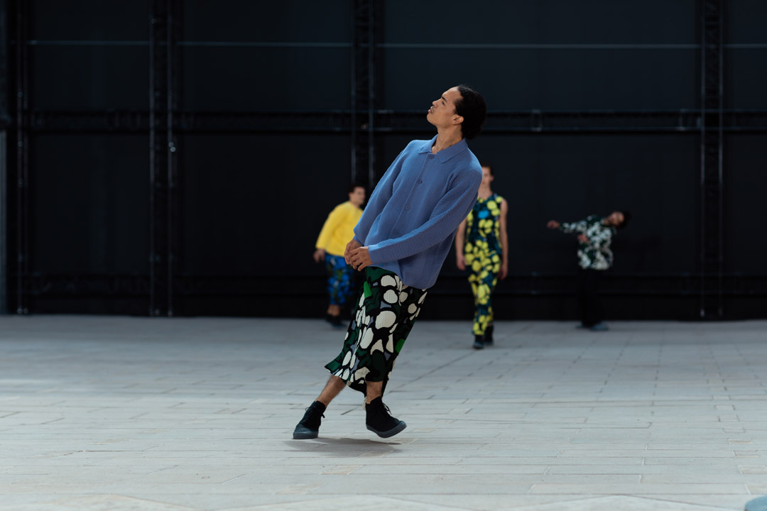 Backstage » ISSEY MIYAKE SS23 Man Fashion Week, Flowers and Vases