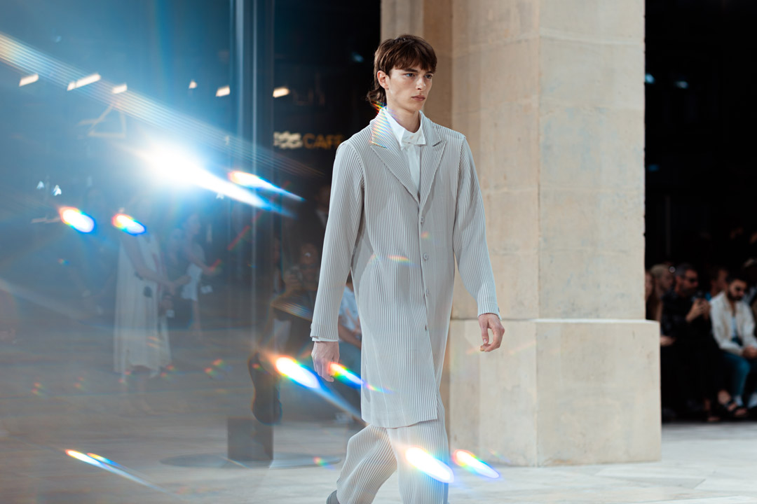 Backstage » ISSEY MIYAKE SS23 Man Fashion Week, Flowers and Vases 